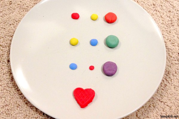 Hands-on activity for kids_making secondary colors with playdoh